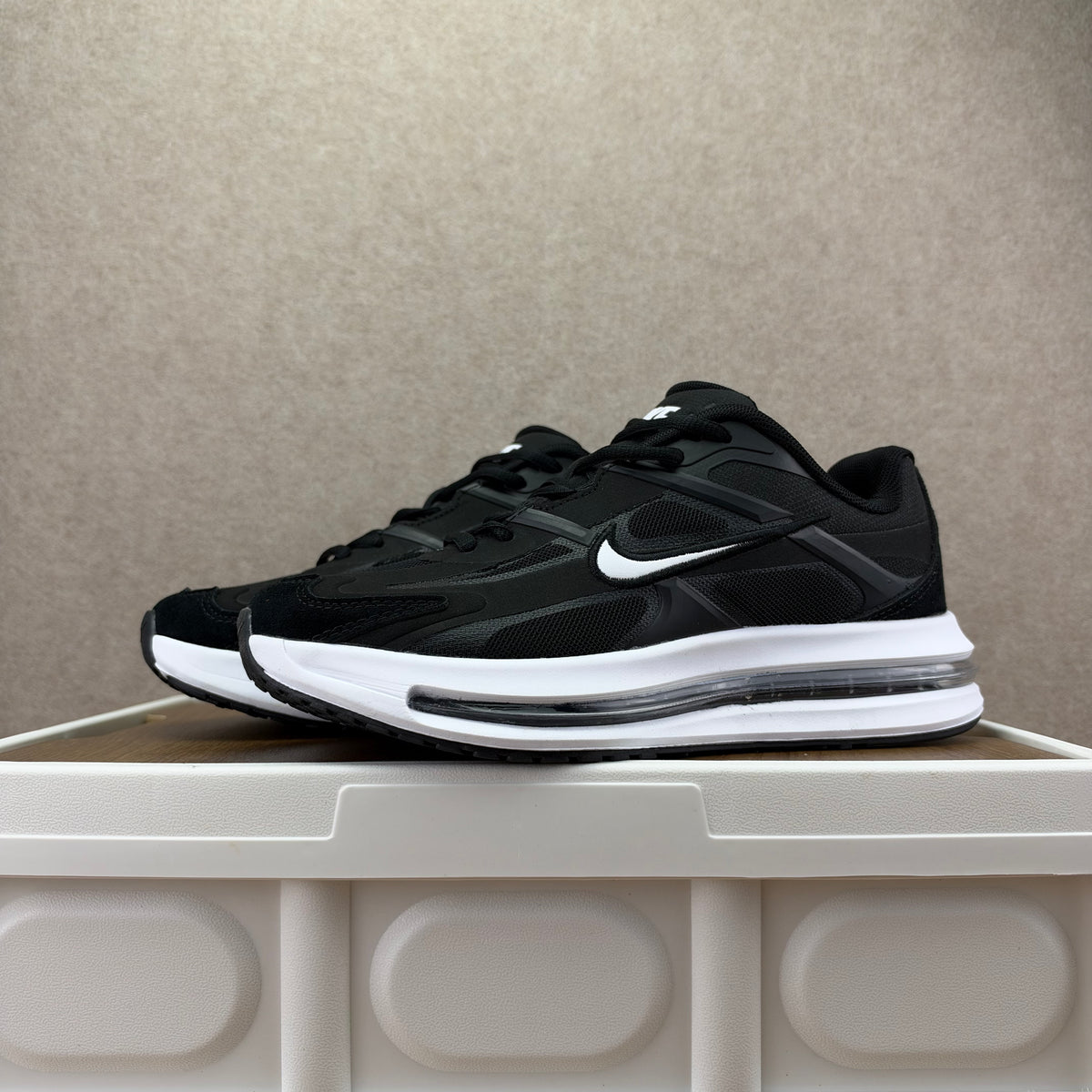 Nike Air Max Metro Sneakers