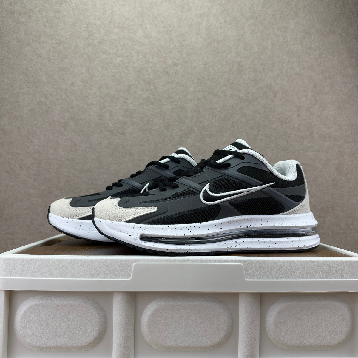 Nike Air Max Metro Sneakers